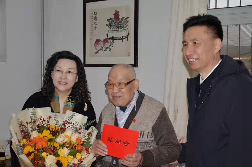 濟南產發(fā)集團黨委副書記、總經理黃蓓走訪慰問離休老干部、老黨員